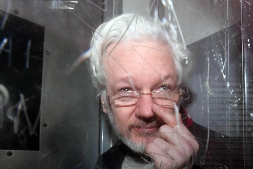 Assange01