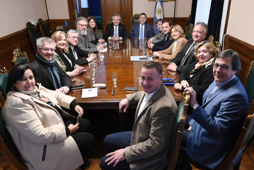Fernández con senadores del PJ
