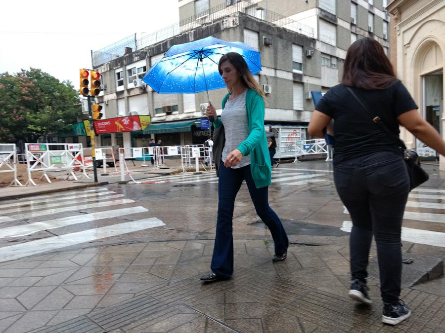 lluvia alerta tormenta foto de consu