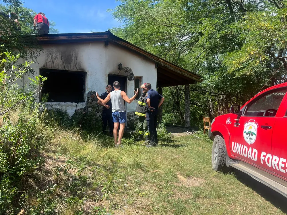 Incendio en un domicilio de Villa Yacanto (Policía) 2