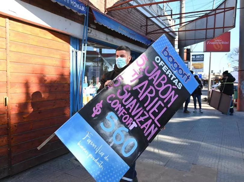 Controlan carteles en vía pública (Municipalidad de Córdoba) 01