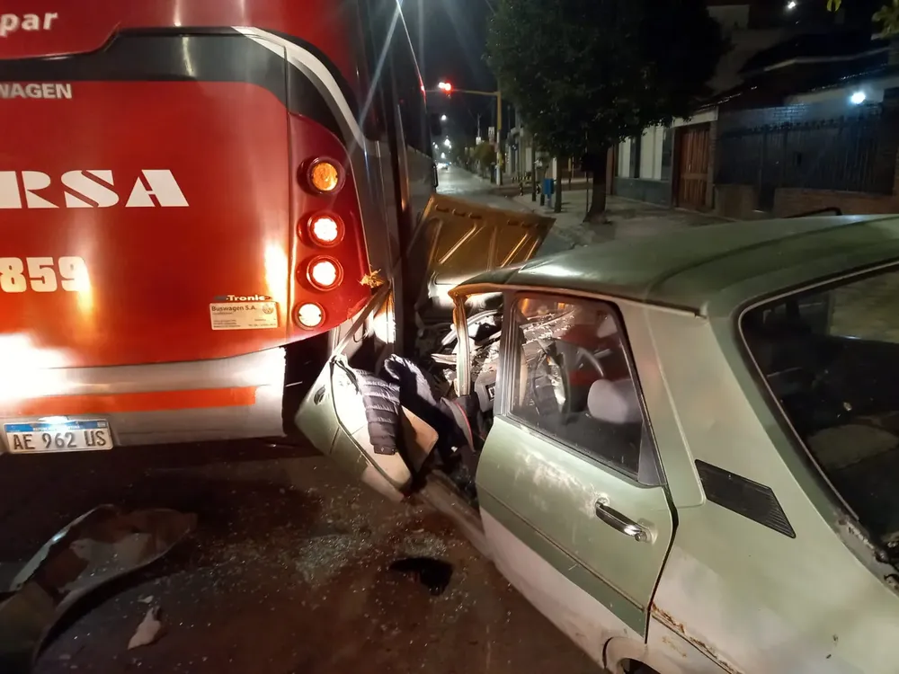 Choque de colectivo Ersa con auto