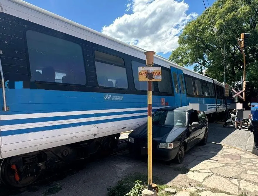 Tren de las Sierras chocó con un auto (Policía) 01