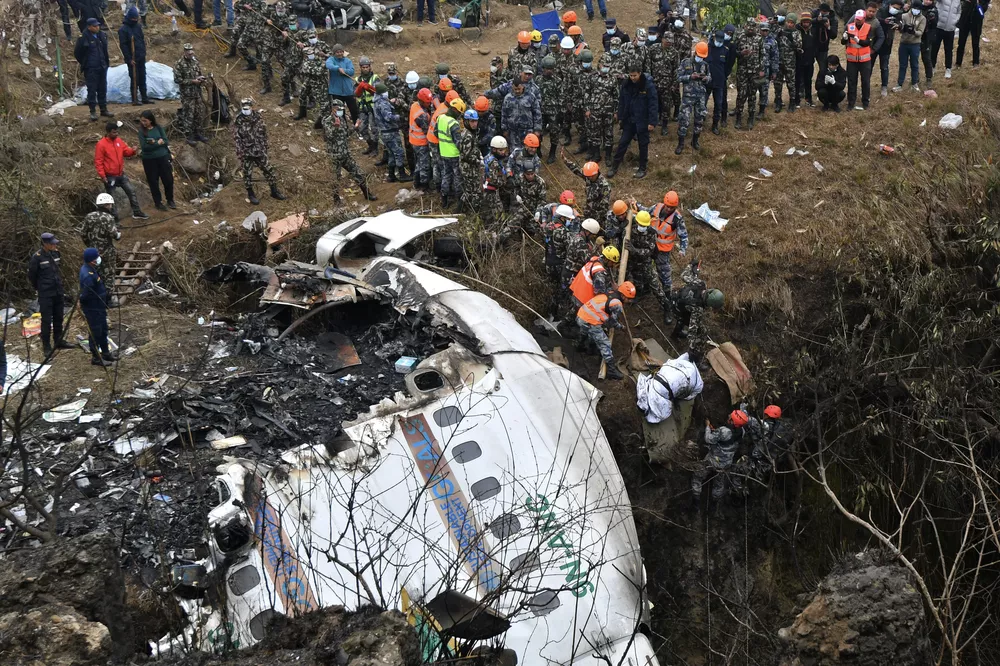 Tragedia aérea en Nepal by Télam