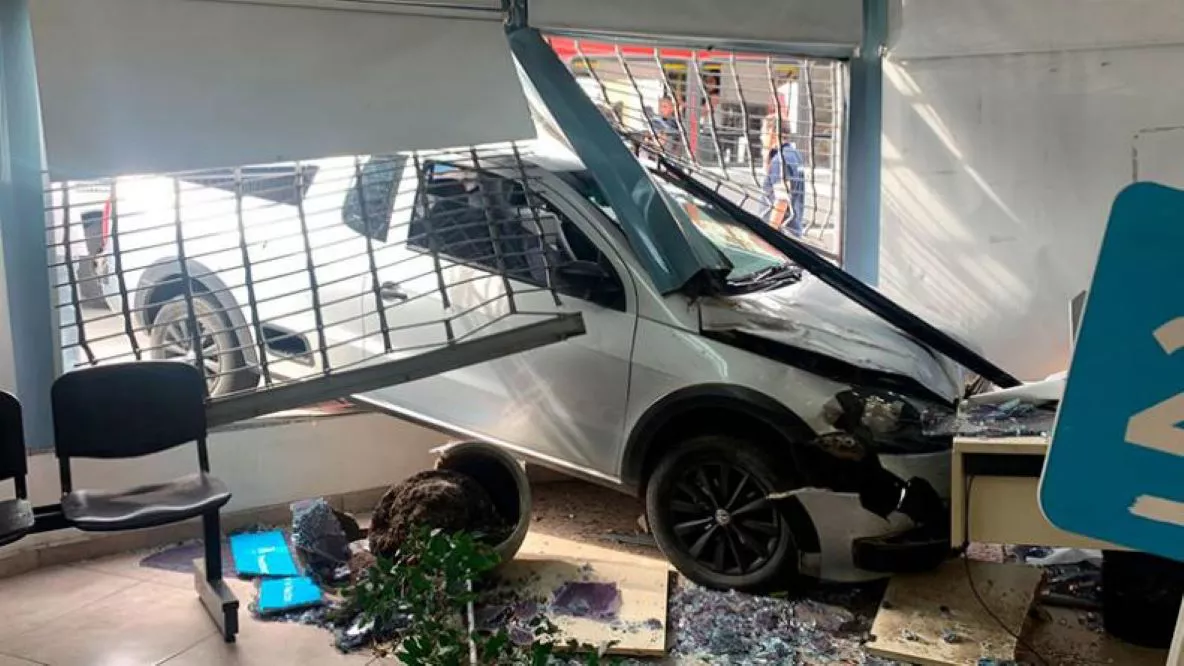 Camioneta incrustrada en Anses Foto gentileza El Doce