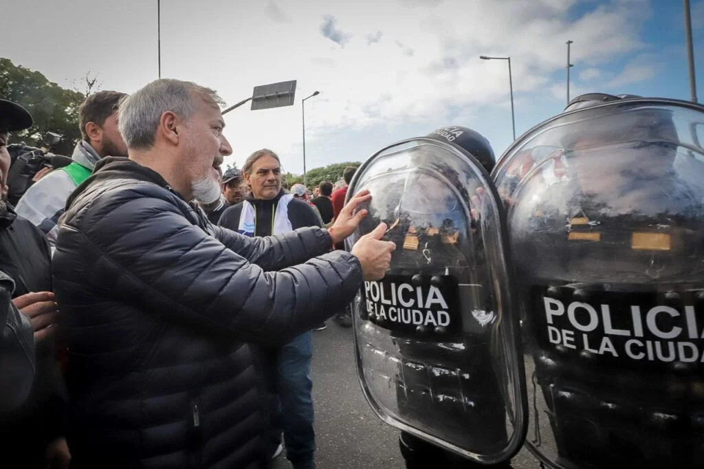 Violencia policial en la marcha por el cierre de 25 mil pymes (ATE)
