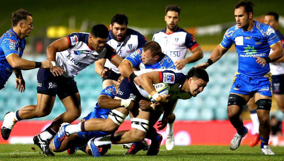 Los Rebels con el segunda línea Trevor Hose busca perforar defensa de los Western Force en Sidney