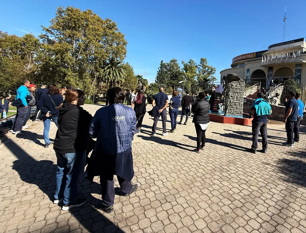 Reclamo de trabajadores del servicio de cloacas de la Coopi 4
