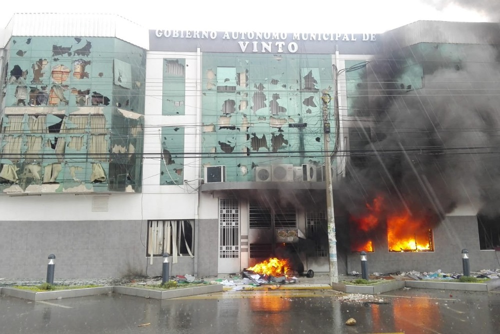 Tensión en Bolivia: queman una municipalidad y retienen a la intendenta