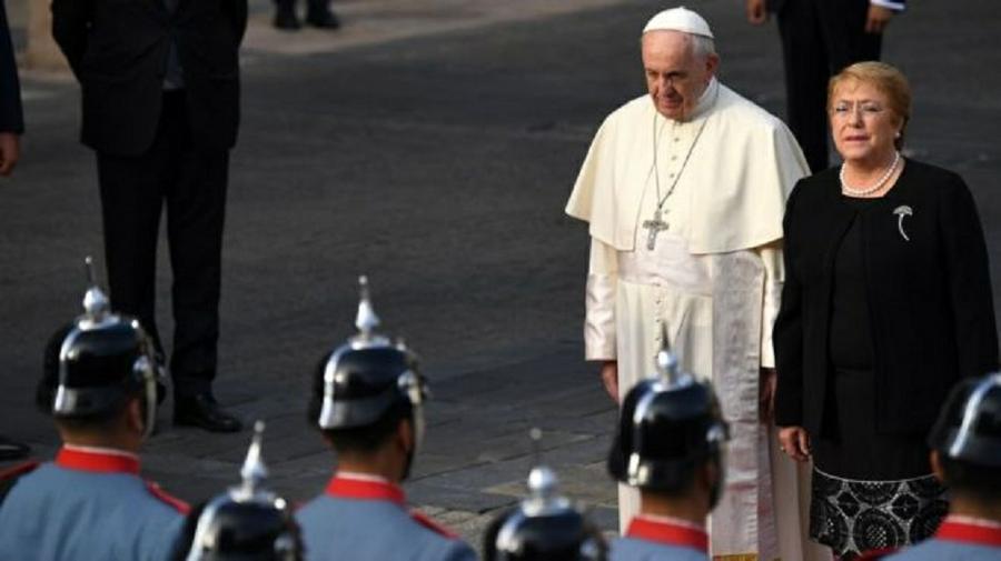 Papa en Chile by AFP