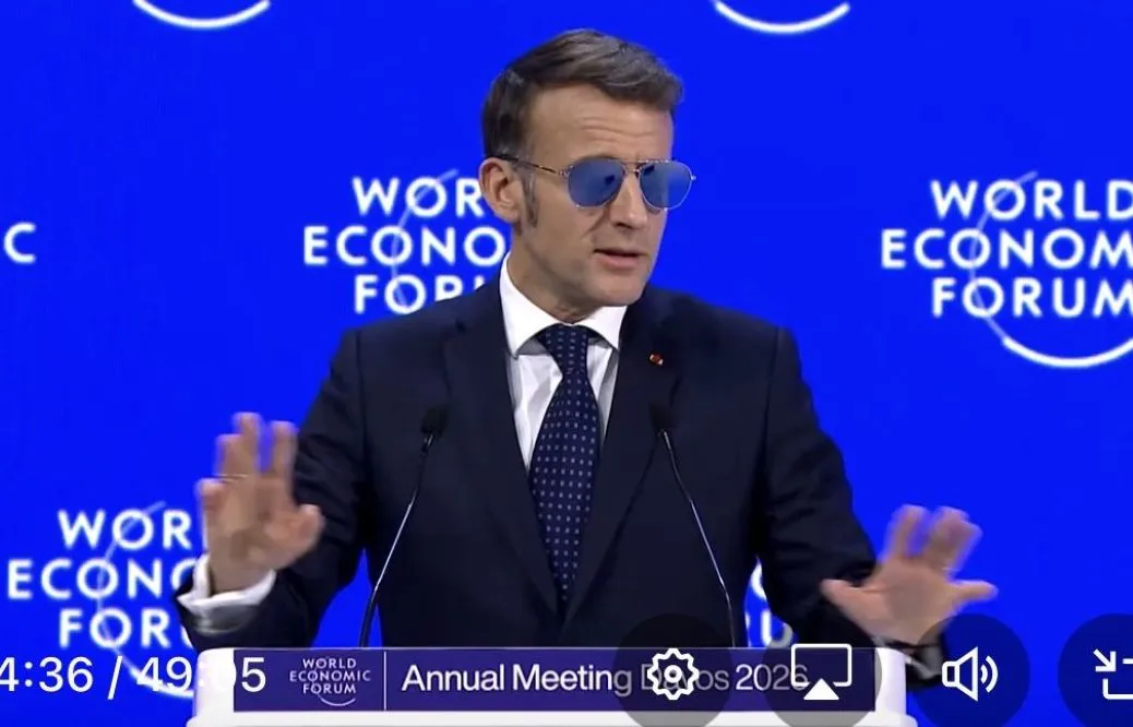 Macron en Davos by Red X