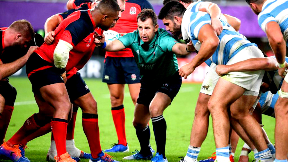 El galés Nigel Owens en Inglaterra vs Argentina en el Ajinomoto Stadium de Tokio