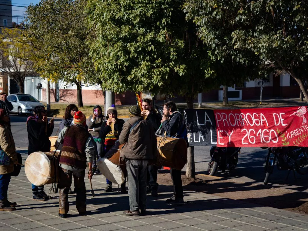 desalojo pluma blanca by La Tinta para Prensa Comunitaria Córdoba