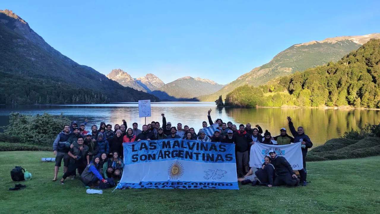 Militantes de organizaciones sociales en el Lago Escondido (twitter Juan Grabois)