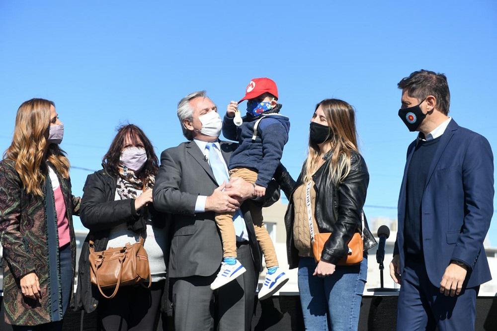 Presidente al entregar viviendas y créditos para la construcción