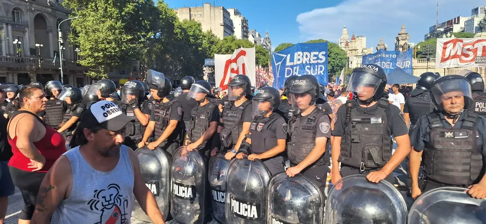 avance represivo frente al congreso (Confederación de Medios Cooperativos y Comunitarios)