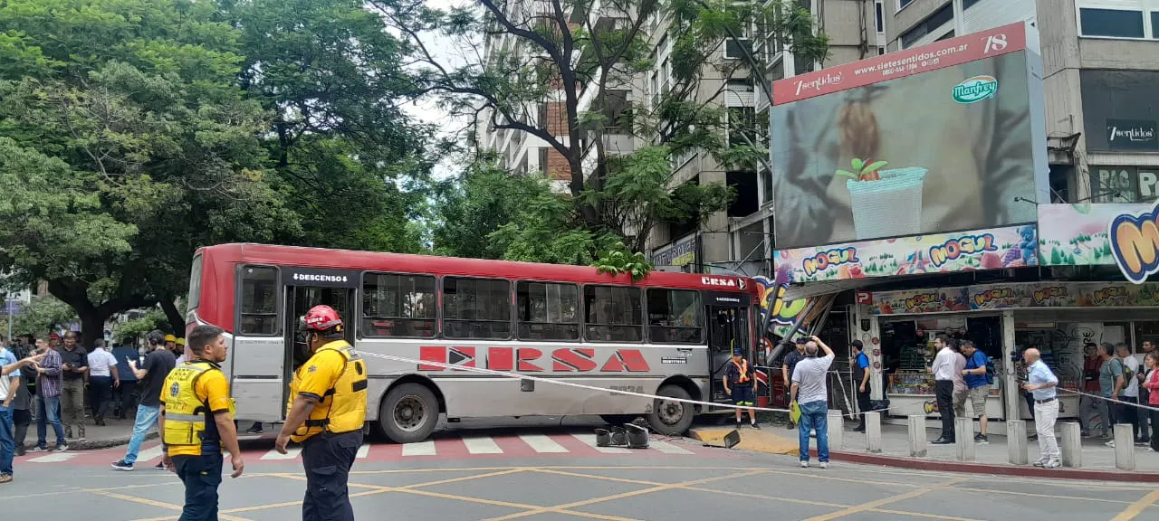 Colectivo chocó un kiosco en Illia y Chacabuco (Bahía de Palma LNM)