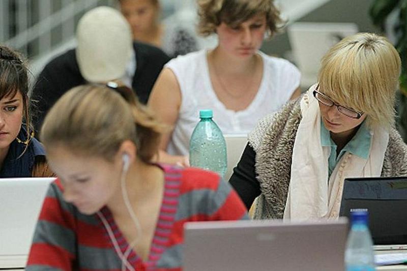 FOTO MUJERES INDUSTRIA INFORMATICA