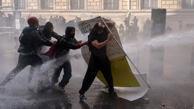 Gases lacrimógenos, incendios y violentos choques en masivas protestas en Francia thumbnail