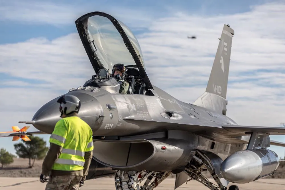 Avion F16 by Min Defensa