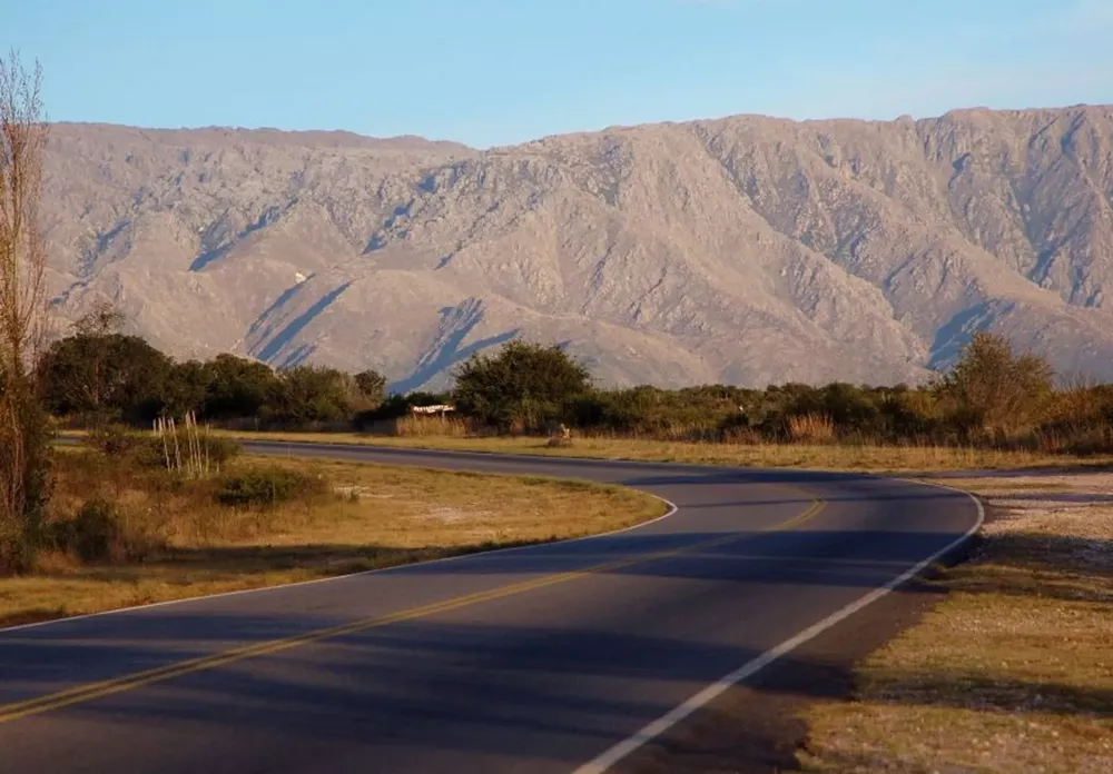 Paisaje en Mina Clavero-Córdoba-Ruta de las Sierras Centrales -Argentina (La Ruta Natural . Ministerio de Turismo y Deportes de la Nación)