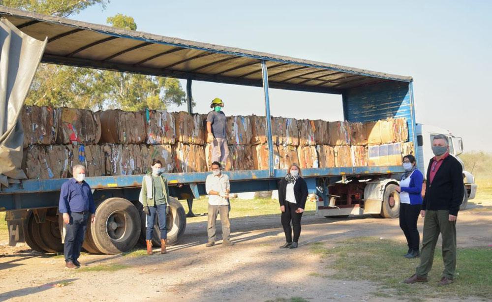 Gustavo Benedetti junto a un cargamento de material recuperado. © Municipalidad de Arroyito