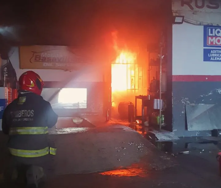 Incendio en lubricentro (Policía)