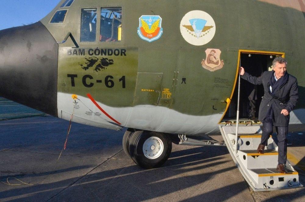 Macri bajandose de un Condor