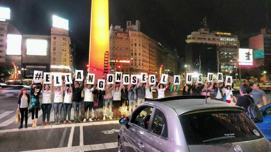 el tango no se claurusa Los tangueros se manifestaron frente al Obelisco en una masiva milonga. Fotografía: gentileza @tangonoclausura