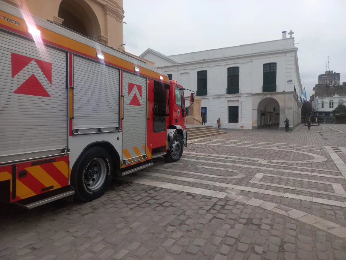 Principio de incendio en el Cabildo Histórico (Policía)