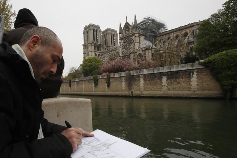 notre dame incendio extinguido AP