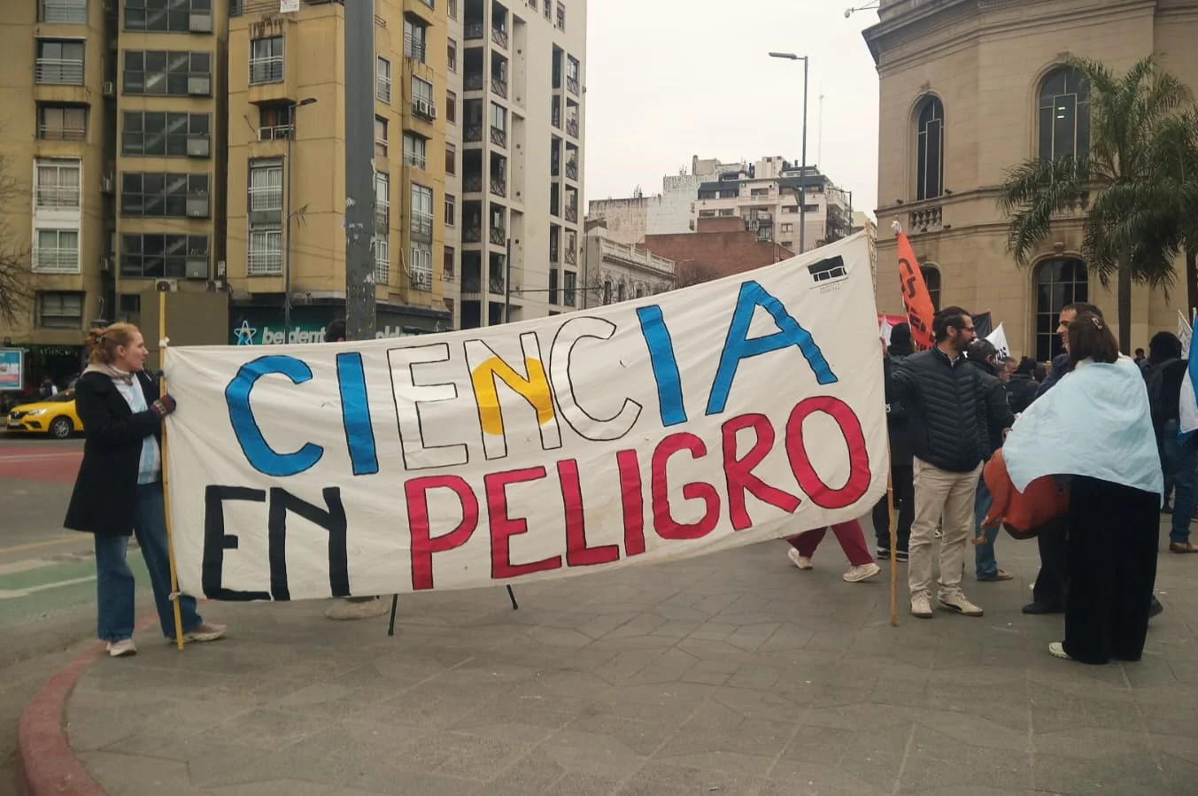 Ciencia en peligro (Mónica Hernández)