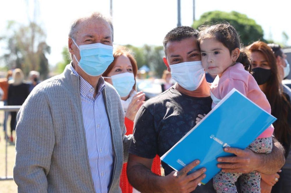 Schiaretti entrega escrituras