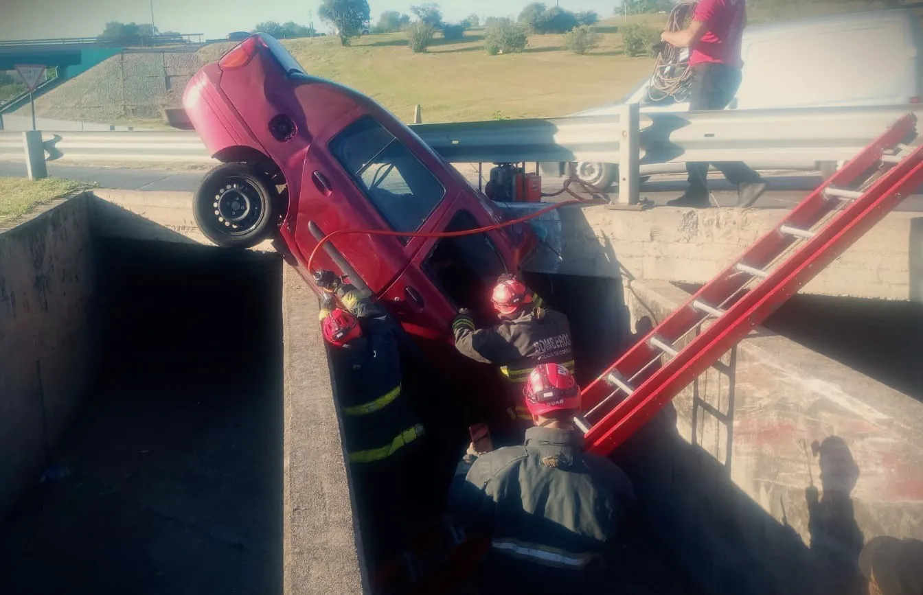 Hombre quedó atrapado en su auto, tras despistar (Policía)