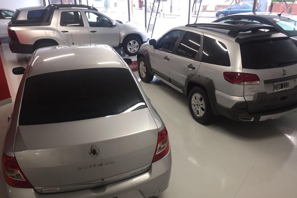 Autos usados expuestos en agencia