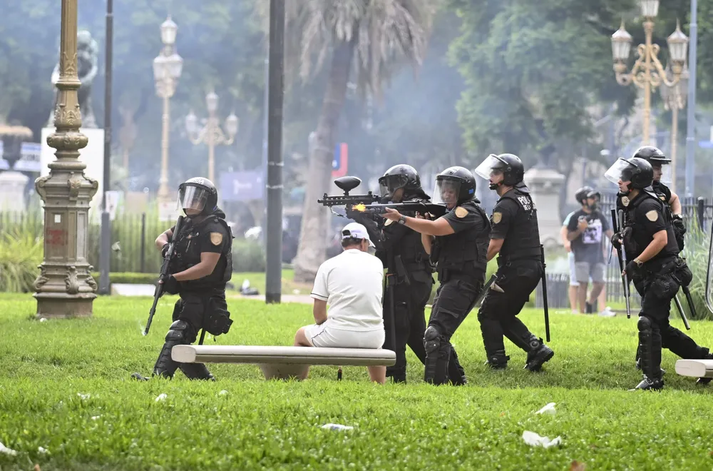 Represión a la manifestación contra la reforma laboral frente al Congreso (NA)