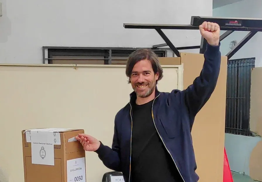 Nicolás del Caño vota (gentileza)