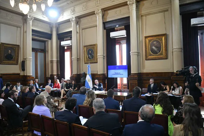 Plenario de comisiones en el Senado por la reforma laboral (X de Jorge Capitanich)