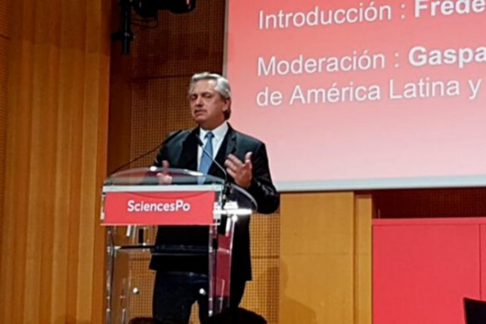 Alferto Fernandez en el instituto de paris