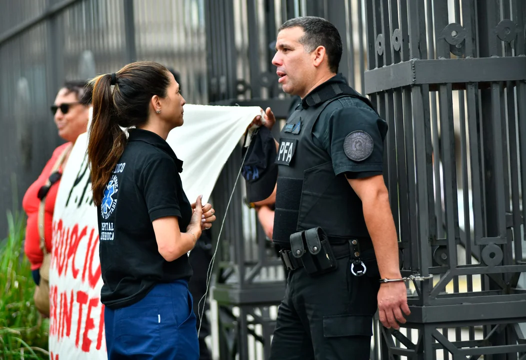 Policía encadenado en Casa Rosa by NA