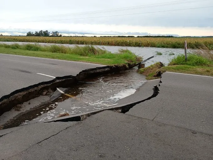 hunimiento del asfalto en ruta 10