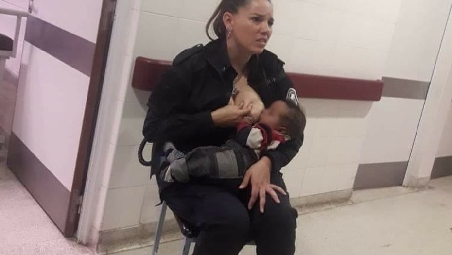 policia amamantando dos