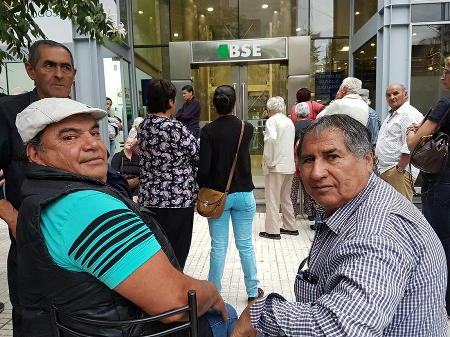 banco jubilados by Leo Guevara