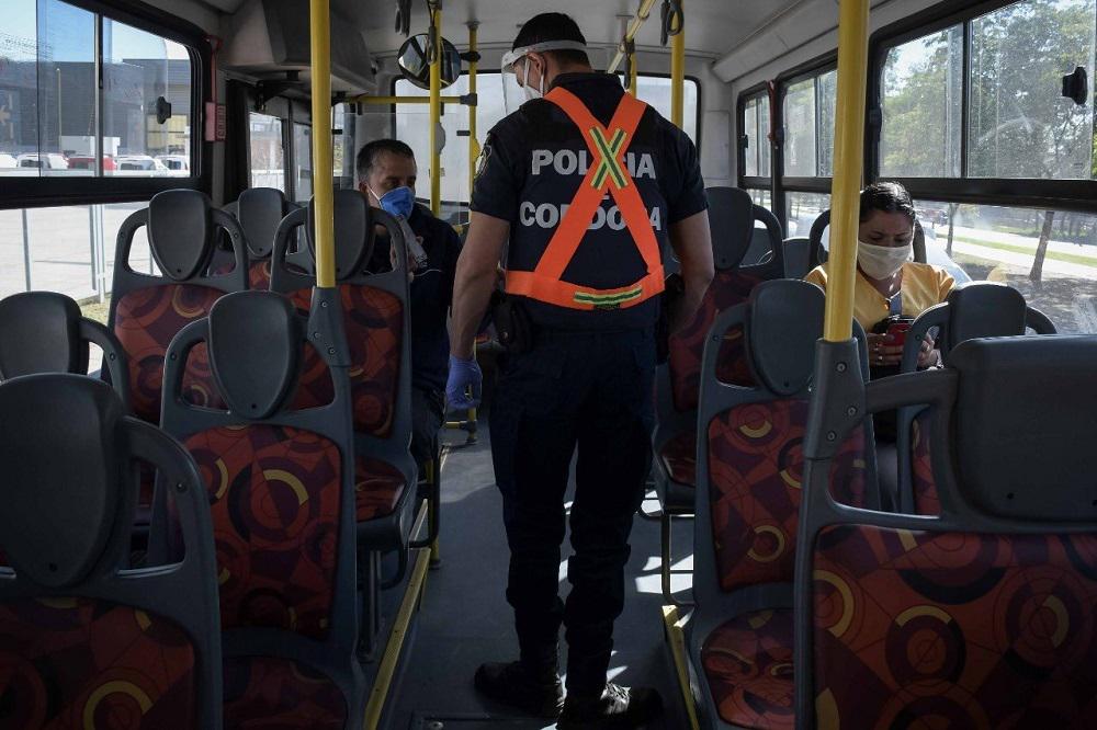 Barbijo en transporte cuarentena controles @PoliciaCbaOf