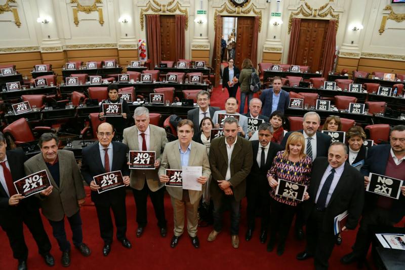 No al 2x1 para represores
