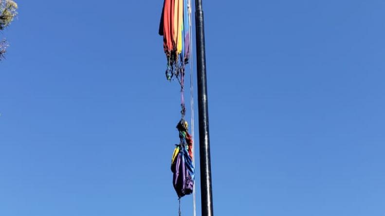 quema bandera lgbt
