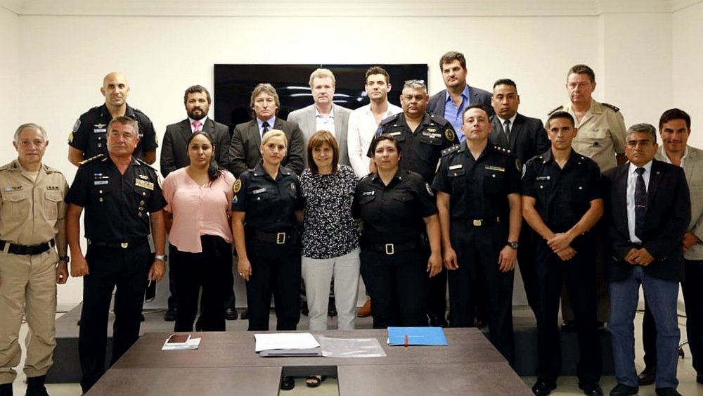 patricia bullrich con policias