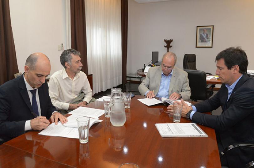 ministro-sosa-firma-con-kerr-8