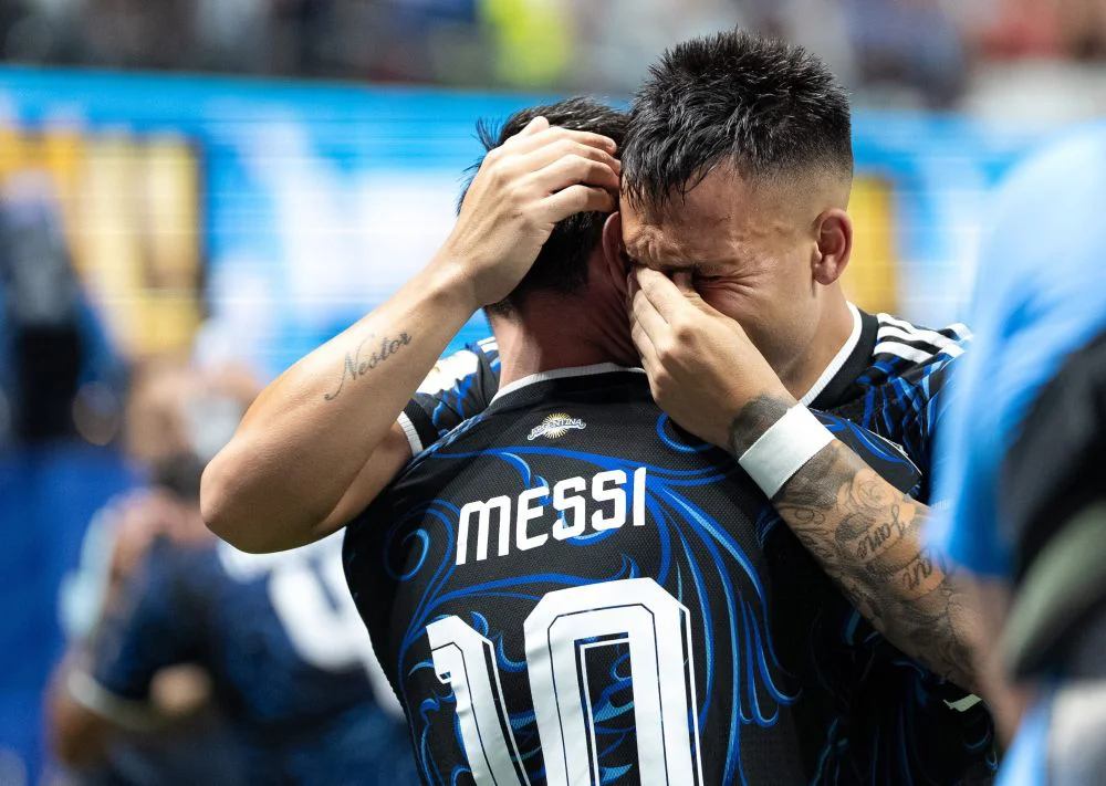Lautaro se abraza con Lionel tras convertir el segundo gol para Argentina. Foto NA