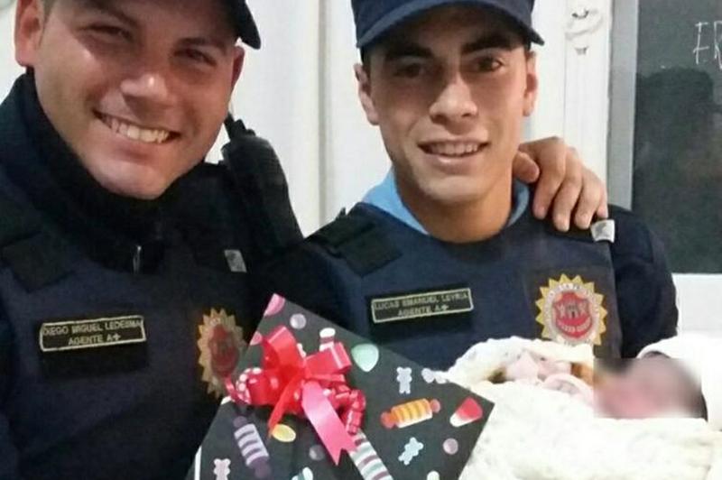 policias parto embarazada